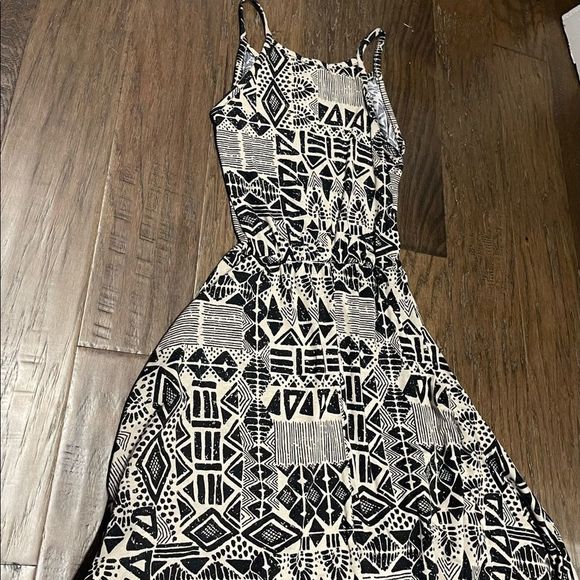 Black and White Small Magazine Dress - Picture 7 of 9